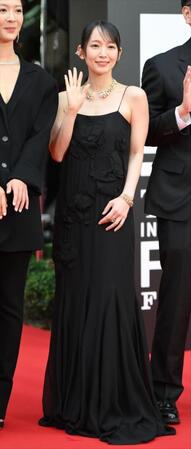 　「第３８回東京国際映画祭」レッドカーペットに登場した吉岡里帆（撮影・伊藤笙子）