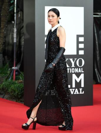 　「第３８回東京国際映画祭」レッドカーペットに登場した柴咲コウ（撮影・伊藤笙子）