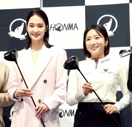 　発表会に登場した剛力彩芽（左）とプロゴルファーのイ・ボミ