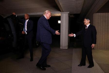 　皇居でトランプ米大統領を出迎えられる天皇陛下（ロイター＝共同）