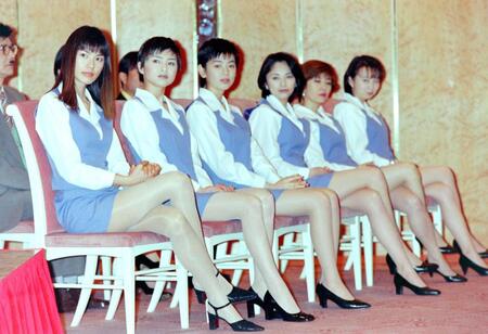 　１９９８年、ドラマ「ショムニ」会見。（左から）江角マキコ、宝生舞、京野ことみ、櫻井淳子、戸田恵子、高橋由美子