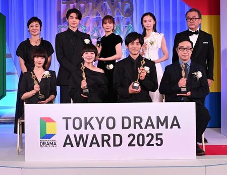 　（前列左から）助演女優賞の杉咲花、主演女優賞の奈緒、主演男優賞の松坂桃李、助演男優賞の角田晃広（後列左から）司会の有働由美子、連続ドラマ部門受賞の本田響矢、芳根京子　加藤小夏と司会の三谷幸喜（撮影・持木克友）