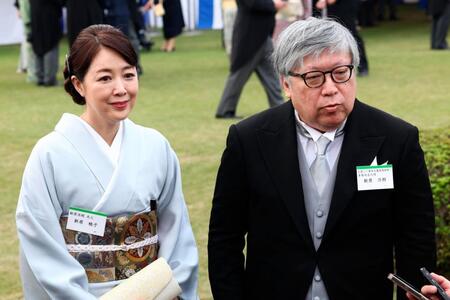 　秋の園遊会に出席した元内閣審議官の新原浩朗さん（右）と妻で俳優の菊池桃子さん（代表撮影）