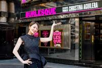 　英国『バーレスク』観劇時の劇場前でポーズを決める礼真琴