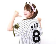 　持参した阪神・佐藤輝明選手のユニホームを着てポーズをきめる塩見きら（撮影・佐々木彰尚）