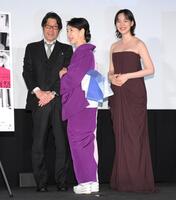 　「第３８回東京国際映画祭」オープニング上映舞台あいさつに登場した（左から）阪本順治監督、吉永小百合、のん（撮影・伊藤笙子）