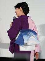 　帯の後ろにプリントされたエベレストを見せる吉永小百合（撮影・伊藤笙子）