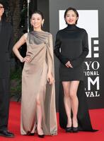 　「第３８回東京国際映画祭」レッドカーペットに登場した北川景子（左）と森田望智（撮影・伊藤笙子）