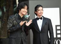 　「第３８回東京国際映画祭」レッドカーペットに登場した佐野晶哉、柿澤勇人（撮影・伊藤笙子）
