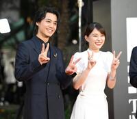 　「第３８回東京国際映画祭」レッドカーペットに登場した高橋海人（左）と芳根京子（撮影・伊藤笙子）