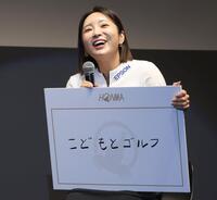 　笑顔を見せるイ・ボミ（撮影・佐々木彰尚）