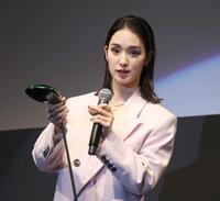 　ゴルフクラブを手にする剛力彩芽（撮影・佐々木彰尚）