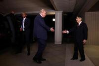 　皇居でトランプ米大統領を出迎えられる天皇陛下（ロイター＝共同）