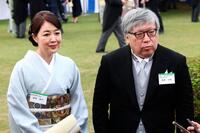 　秋の園遊会に出席した元内閣審議官の新原浩朗さん（右）と妻で俳優の菊池桃子さん（代表撮影）