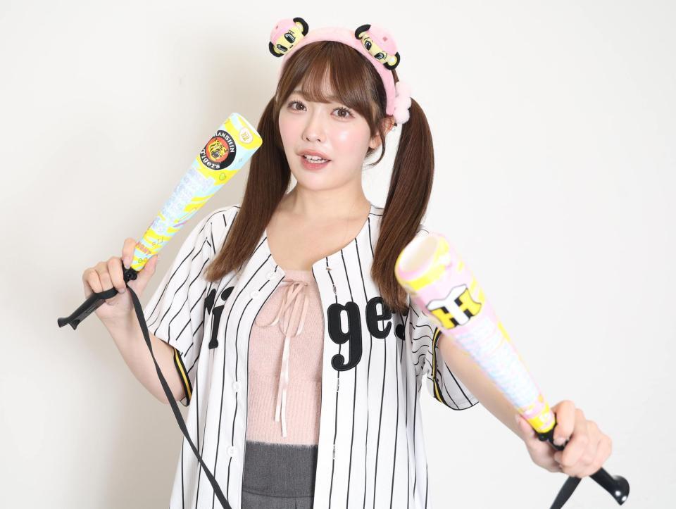 　阪神日本一を祈願する塩見きら（撮影・佐々木彰尚）