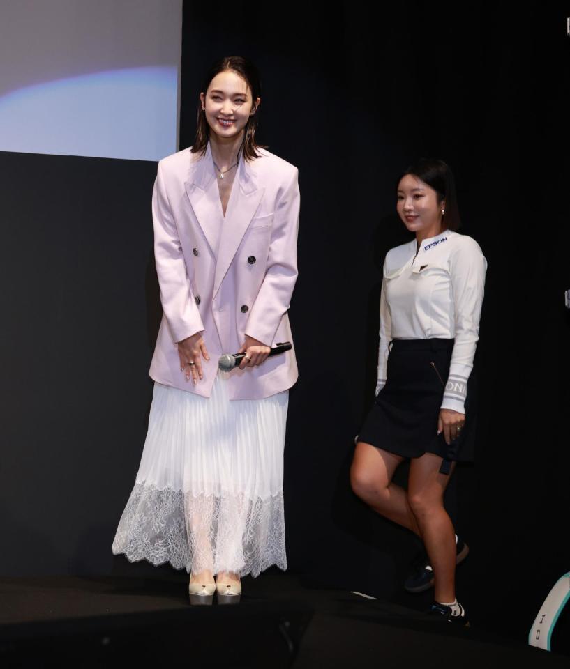 　登壇する剛力彩芽（左）とイ・ボミ（撮影・佐々木彰尚）