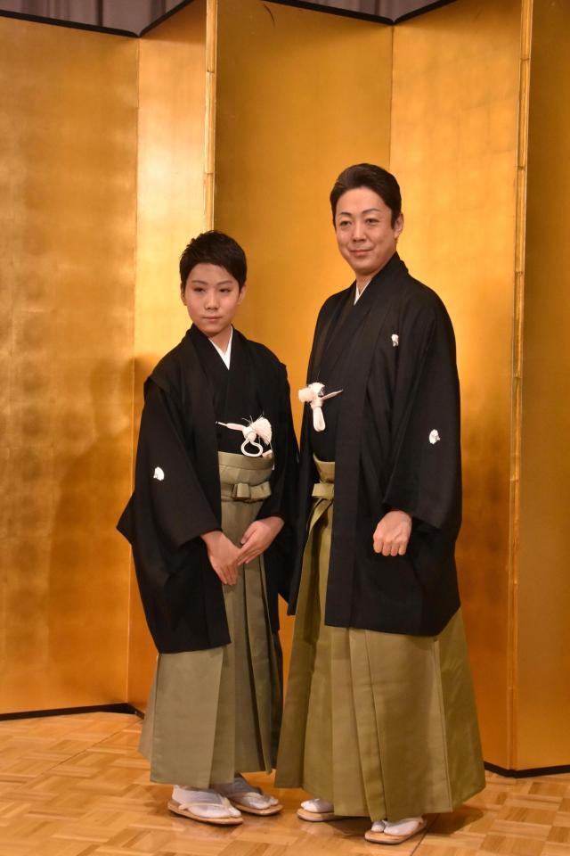 　取材会に登場した尾上菊五郎（右）と尾上菊之助