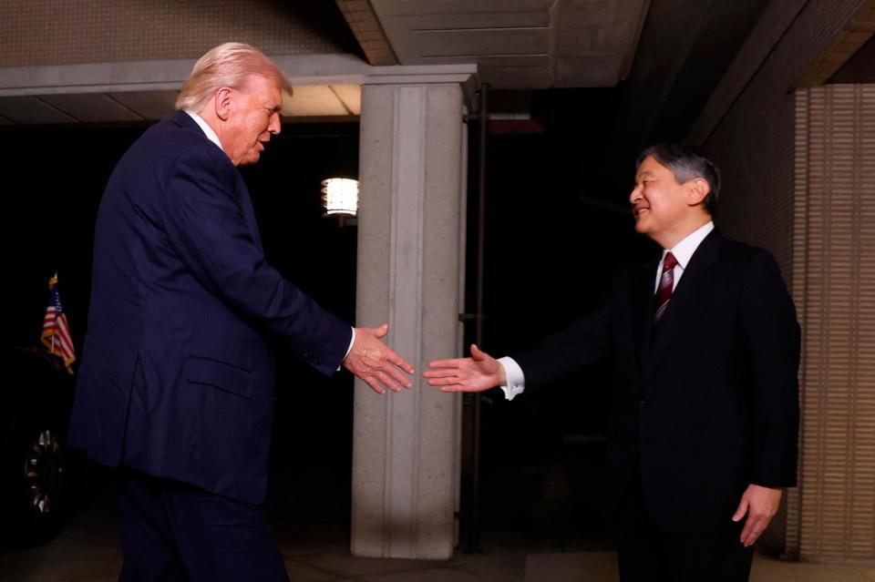 　皇居でトランプ米大統領を出迎えられる天皇陛下（ロイター＝共同）