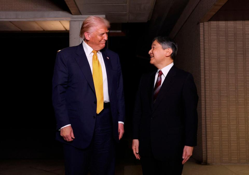 　皇居でトランプ米大統領を出迎えられる天皇陛下（ロイター＝共同）