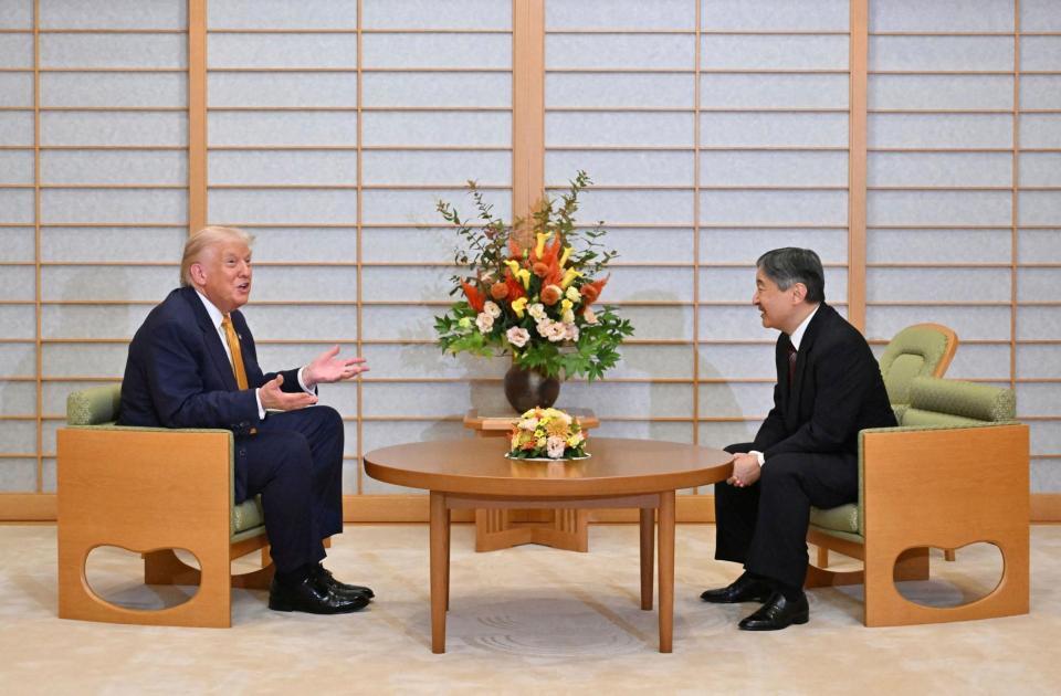 　皇居・御所でトランプ米大統領と会見される天皇陛下（ロイター＝共同）