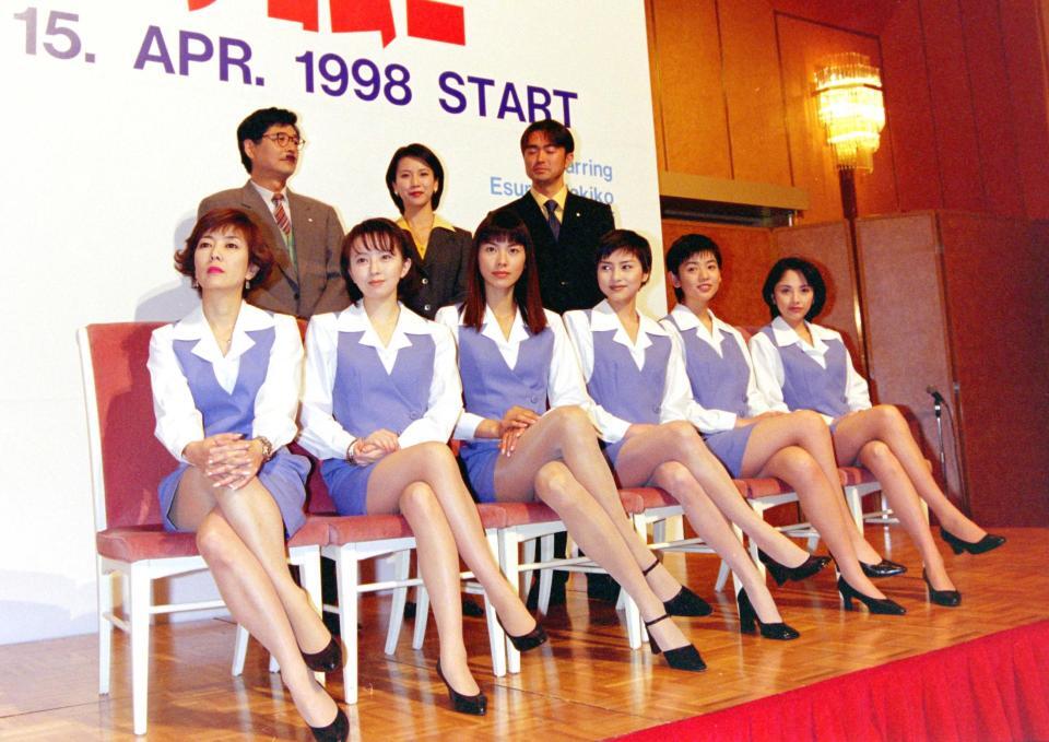 　１９９８年、ドラマ「ショムニ」会見で。（前列左から）戸田恵子、高橋由美子、江角マキコ、宝生舞、京野ことみ、櫻井淳子（後列同）森本レオ、戸田菜穂、石黒賢