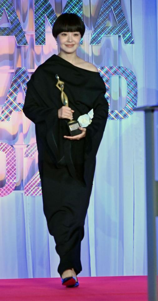 　主演女優賞を受賞した奈緒（撮影・持木克友）