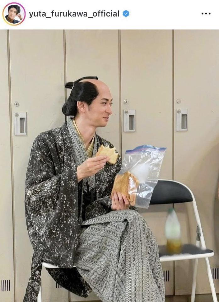 　「べらぼう」休憩中に食パンをパクパク。古川雄大のインスタグラム＠ｙｕｔａ＿ｆｕｒｕｋａｗａ＿ｏｆｆｉｃｉａｌ（１０月１８日付）より