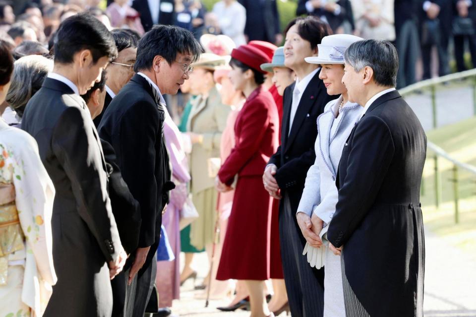 　秋の園遊会で人間国宝の山岸一男さんと言葉を交わされる天皇、皇后両陛下（代表撮影）