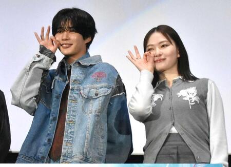 　たこ焼きポーズを見せたなにわ男子・長尾謙杜。右は山田杏奈