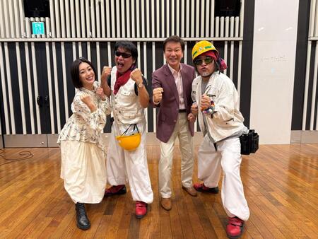 　感激の共演を果たした（左から）酒井法子、ＴあんどＴ・Ｔｏｓｈｉ君、森田健作、ＴあんどＴ・Ｔｏｊｉ君