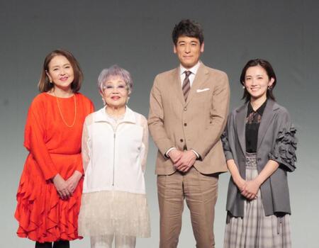 　会見に出席した（左から）あめくみちこ、泉ピン子、佐藤隆太、星野真里