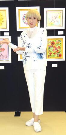 　自身の絵画を背に笑顔をみせる秋野暢子