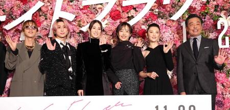 　手を振る（左から）渋谷龍太、佐久間大介、北川景子、森田望智、田中麗奈、光石研（撮影・佐々木彰尚）