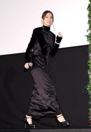 　登壇する北川景子（撮影・佐々木彰尚）