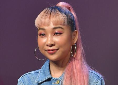 青山テルマ、青髪ショートで38歳誕生日ショット 豪華メンバーから祝福コメントも続々