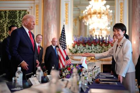 　会談に臨む高市首相（右）とトランプ米大統領＝２８日（ゲッティ＝共同）