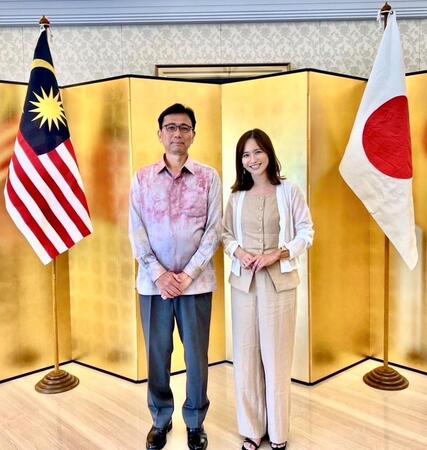 　四方敬之駐マレーシア日本国特命全権大使（左）と優木まおみ