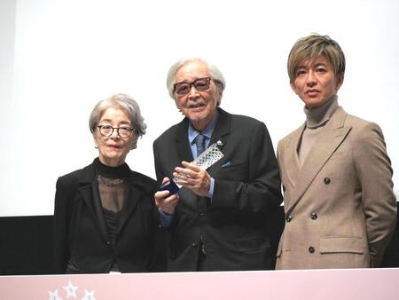 　東京国際映画祭の特別功労賞を受賞した山田洋次監督（中央）とそれを祝福する倍賞千恵子（左）と木村拓哉