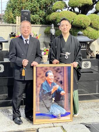 　五代目三遊亭円楽さん（写真）の十七回忌法要を行った七代目三遊亭円楽（右）と三遊亭好楽