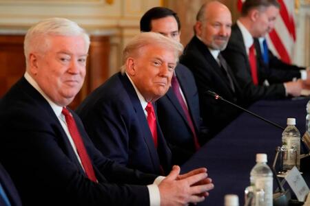 　高市首相と会談するトランプ米大統領（左から２人目）＝２８日（ＡＰ＝共同）