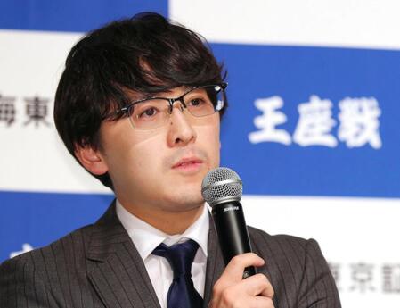 　将棋の第７３期王座戦勝利から一夜明け、記者会見する伊藤匠二冠