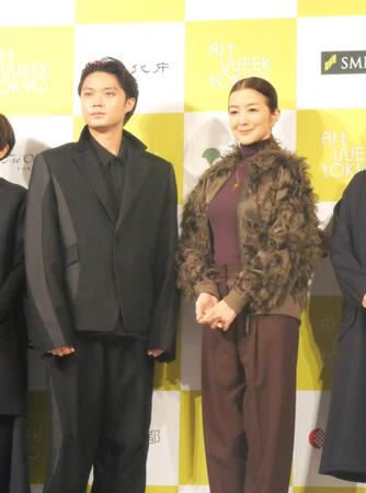 　イベントに出席した磯村勇斗（左）と鈴木京香