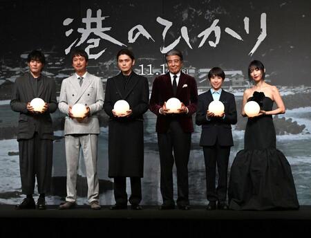 　ほのかに光る球を手に写真に納まる（左から）藤井道人監督、椎名桔平、眞栄田郷敦、舘ひろし、尾上眞秀、ＭＥＧＵＭＩ（撮影・持木克友）