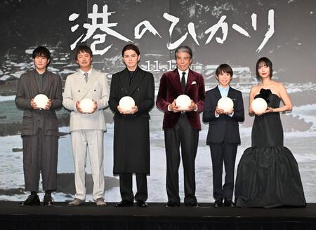 　ほのかに光る球を手に写真に納まる（左から）藤井道人監督、椎名桔平、眞栄田郷敦、舘ひろし、尾上眞秀、ＭＥＧＵＭＩ（撮影・持木克友）