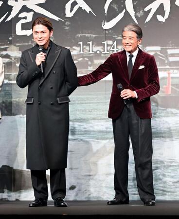 　あいさつする眞栄田郷敦（左）に前に出るよう促す舘ひろし（撮影・持木克友）