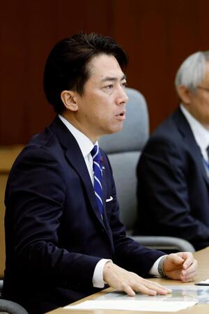 　秋田県の鈴木健太知事と面会する小泉防衛相＝２８日