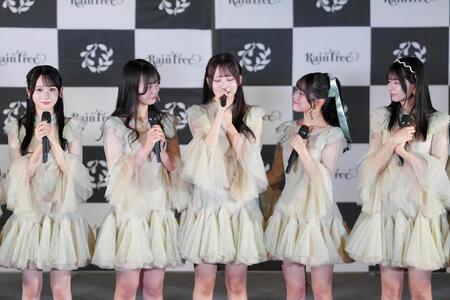 　ＭＣで思いを伝えるＲａｉｎ　Ｔｒｅｅの綾瀬ことり（中央）ら　©ＯＶＥＲＳＥ／ＫＩＮＧ　ＲＥＣＯＲＤＳ