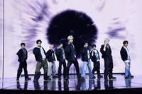 　Ｂａｃｋ　ｔｏ　Ｌｉｆｅをパフォーマンスする＆ＴＥＡＭ　ⓒＹＸ　ＬＡＢＥＬＳ