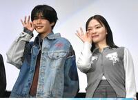 　たこ焼きポーズを見せたなにわ男子・長尾謙杜。右は山田杏奈