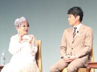 　会見に出席した泉ピン子（左）と佐藤隆太